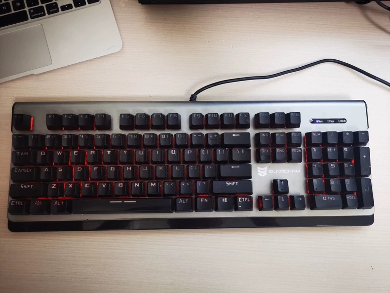 机械键盘，USB有线连接，RGB背光效果超赞。按键手感舒适，全触发无卡顿，适合游戏和办公。  普通的10元一套带鼠标 机械键盘25一套，不带鼠标  功能完好，灯